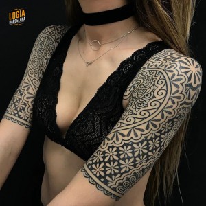 tatuaje_hombros_geometria_flores_Logia_Barcelona_Willian_Spindola